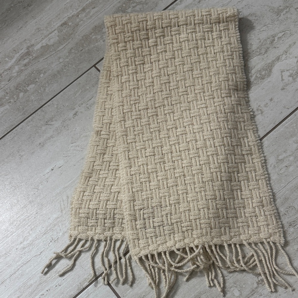 Woven Cream basket weave cashmere scarf .. ladies ..new
Fringe .. phenix